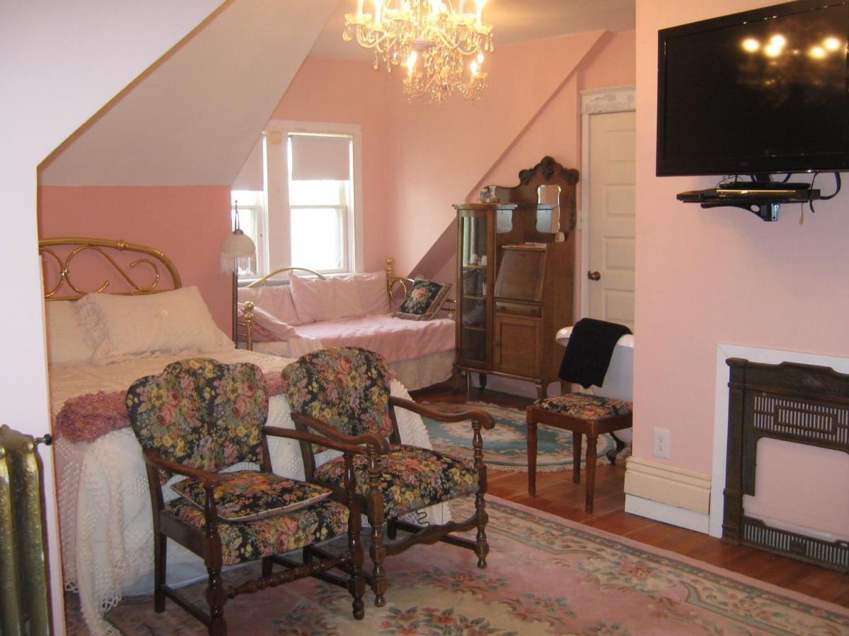 Wakamow Heights Bed And Breakfast Moose Jaw Exterior photo